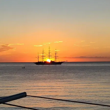 A Stones Throw From The Sea Апартаменты *