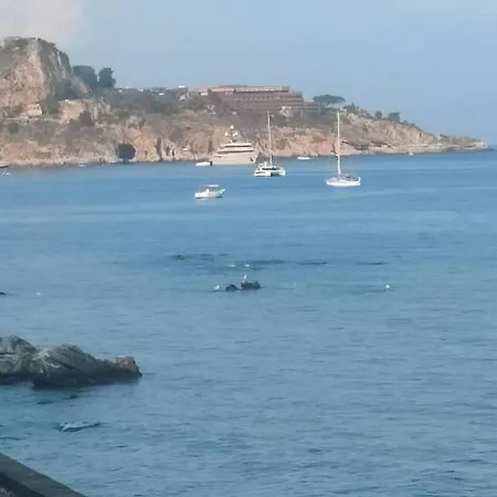 A Stones Throw From The Sea Апартаменты *