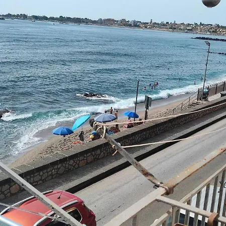 A Stones Throw From The Sea Апартаменты Джардини-Наксос