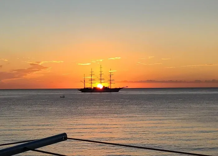 A Stones Throw From The Sea アパート *