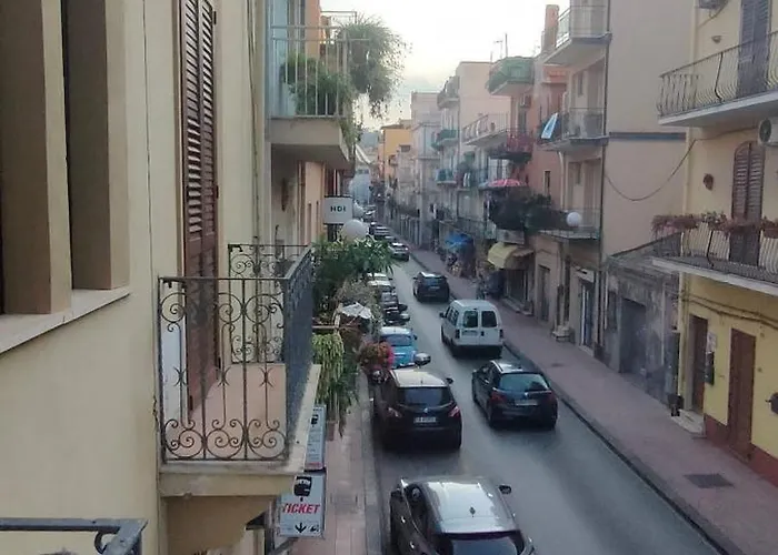 A Stones Throw From The Sea * ジャルディーニ・ナクソス