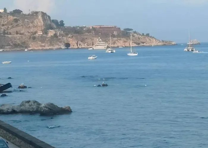 A Stones Throw From The Sea アパート *