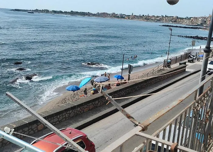 A Stones Throw From The Sea アパート ジャルディーニ・ナクソス